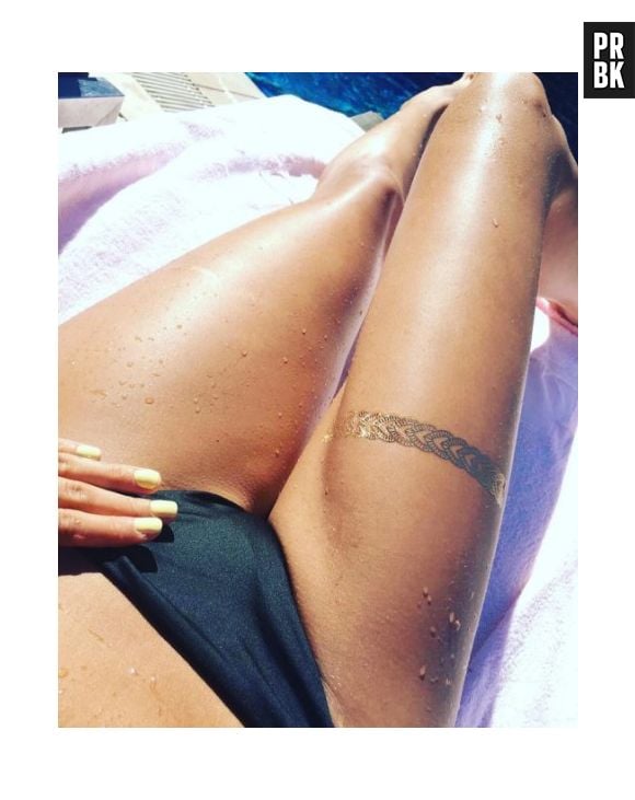 Nabilla Benattia ultra sexy au bord de la piscine
