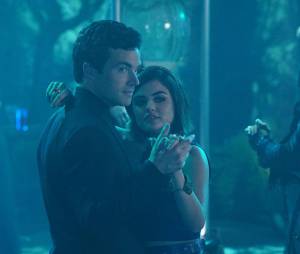 Pretty Little Liars saison : Aria (Lucy Hale) et Ezra (Ian Harding) se retrouvent au bal de promo
