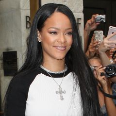 Rihanna et Drake amoureux : la chanteuse débarque par surprise sur scène pour l'enlacer