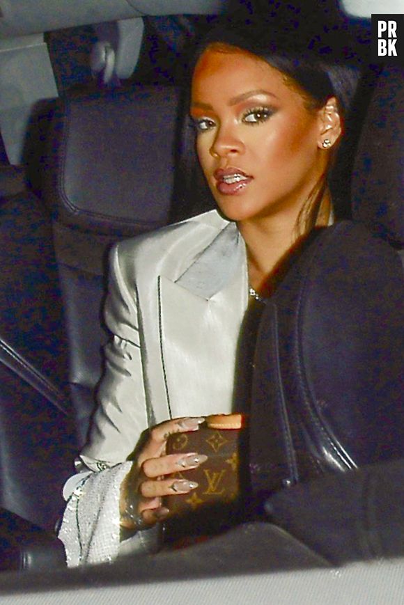 Rihanna est allée suprendre Drake en plein concert avant de l'enlacer dans ses bras.