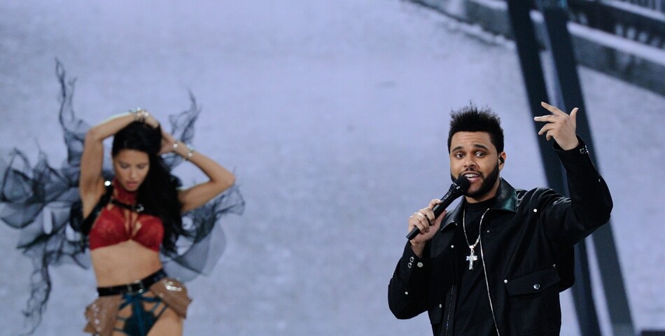 Adriana Lima et The Weeknd au défilé Victoria&#039;s Secret au Grand Palais à Paris.