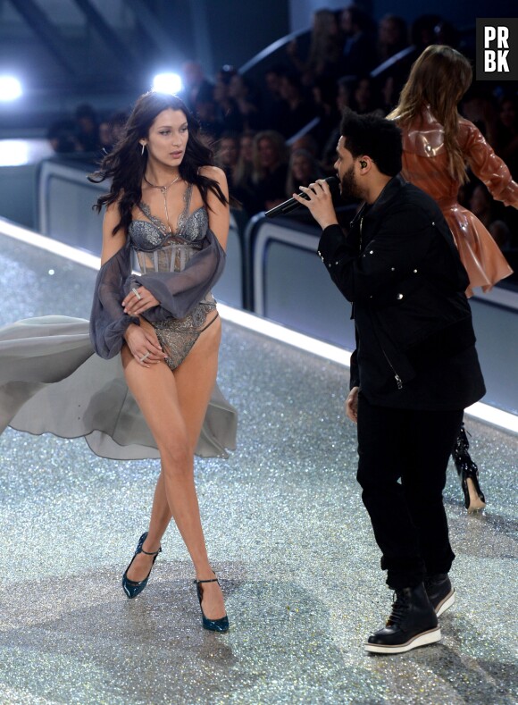 Bella Hadid et son chéri The Weeknd au défilé Victoria's Secret au Grand Palais à Paris.
