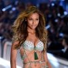 Jasmine Tookes portant le Fantasy Bra à 4 millions de dollars au défilé Victoria's Secret au Grand Palais à Paris.