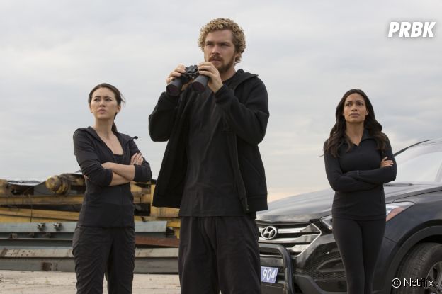 Iron Fist : Danny (Finn Jones) entouré de Colleen Wing (Jessica Henwick) et Claire Temple (Rosario Dawson)
