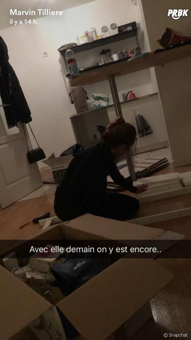 Maeva (Secret Story 10) en plein montage de meubles