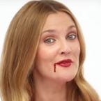 Santa Clarita Diet : Drew Barrymore en zombie sexy dans la série de Netflix