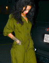     Rihanna a-t-elle le super-pouvoir de marcher en talons sur les grilles du métro       ? La nouvelle théorie WTF    