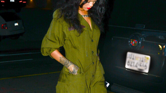 Rihanna a-t-elle le super-pouvoir de marcher en talons sur les grilles du métro ? La théorie WTF