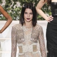 Kendall Jenner : la top sexy en lingerie transparente au défilé La Perla