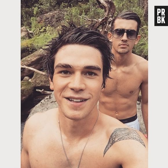 K.J. Apa (Riverdale) : le tournage de la saison 1 terminé, l'acteur retrouve sa couleur naturelle