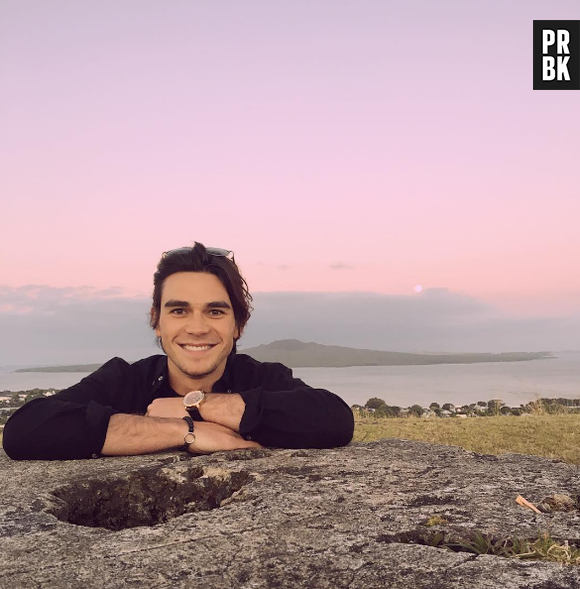 K.J. Apa (Riverdale) : le tournage de la saison 1 terminé, l'acteur retrouve sa couleur naturelle