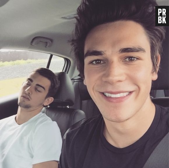 K.J. Apa (Riverdale) : le tournage de la saison 1 terminé, l'acteur retrouve sa couleur naturelle