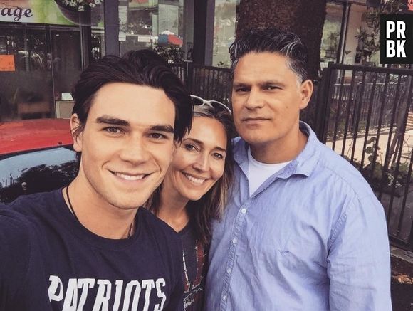 K.J. Apa (Riverdale) : le tournage de la saison 1 terminé, l'acteur retrouve sa couleur naturelle