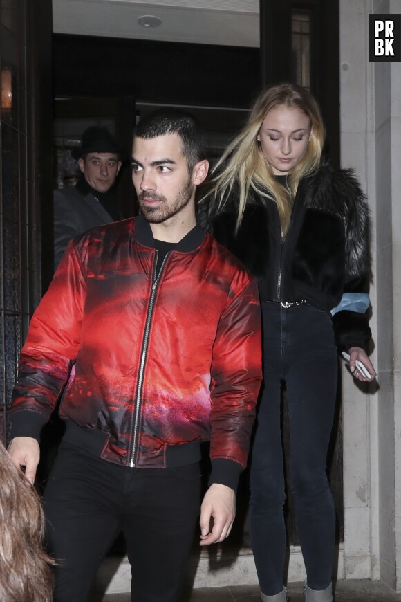 Sophie Turner (Game of Thrones) en couple avec Joe Jonas : la rumeur semble se confirmer avec ces nouvelles photos de leur sortie au restaurant à Londres.