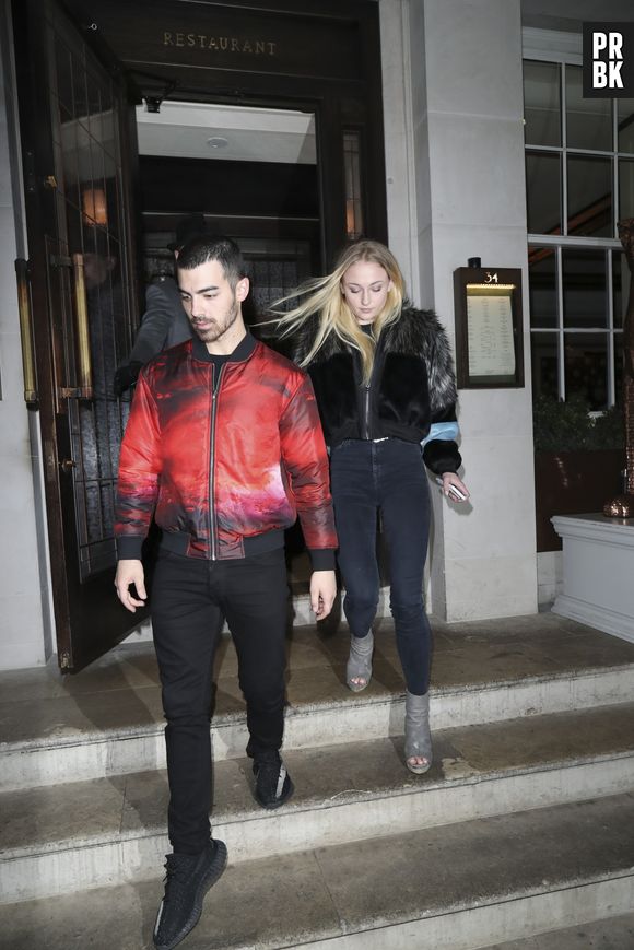 Sophie Turner (Game of Thrones) en couple avec Joe Jonas : la rumeur semble se confirmer avec ces nouvelles photos de leur sortie au restaurant à Londres.