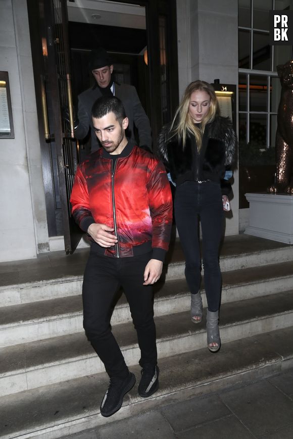 Sophie Turner (Game of Thrones) en couple avec Joe Jonas : la rumeur semble se confirmer avec ces nouvelles photos de leur sortie au restaurant à Londres.