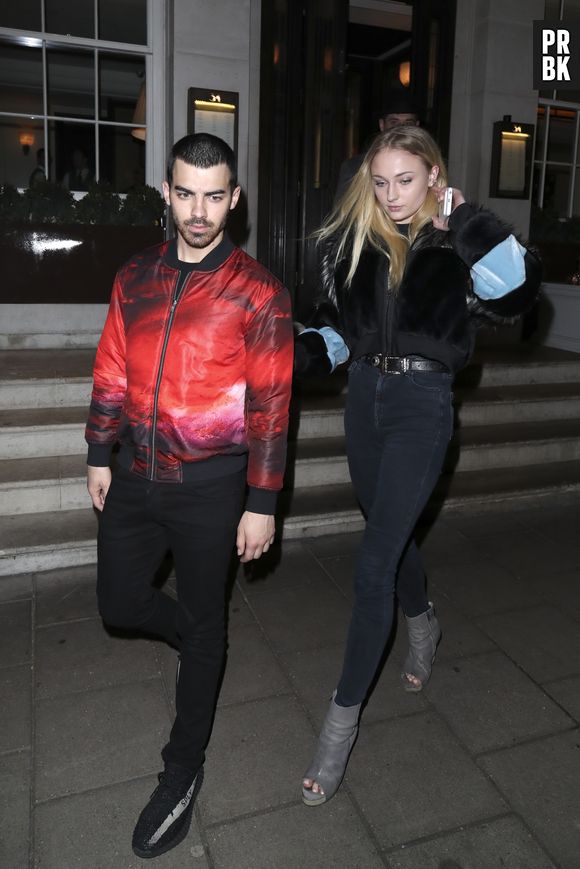 Sophie Turner (Game of Thrones) en couple avec Joe Jonas : la rumeur semble se confirmer avec ces nouvelles photos de leur sortie au restaurant à Londres.