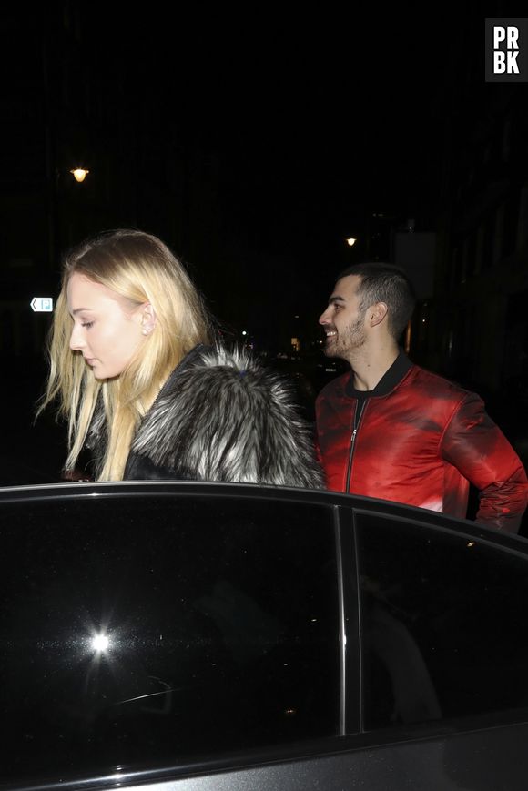 Sophie Turner (Game of Thrones) en couple avec Joe Jonas : la rumeur semble se confirmer avec ces nouvelles photos de leur sortie au restaurant à Londres.