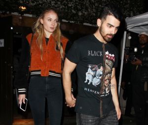 Sophie Turner (Game of Thrones) et Joe Jonas en couple : la rumeur semble se confirmer avec toutes leurs photos ensemble.
