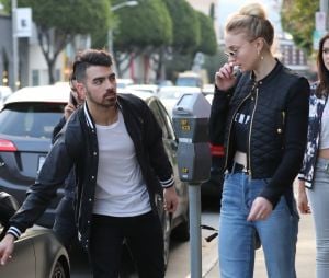 Sophie Turner (Game of Thrones) et Joe Jonas en couple : la rumeur semble se confirmer avec toutes leurs photos ensemble.

