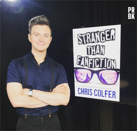 Chris Colfer (Glee) pose avec la couverture de son nouveau roman