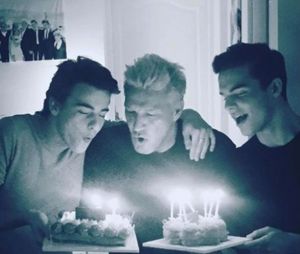 Benjamin Castaldi avec ses fils Julien et Simon