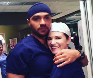 Grey's Anatomy saison 13 : Sarah Drew et Jesse Williams sur le tournage du dernier épisode