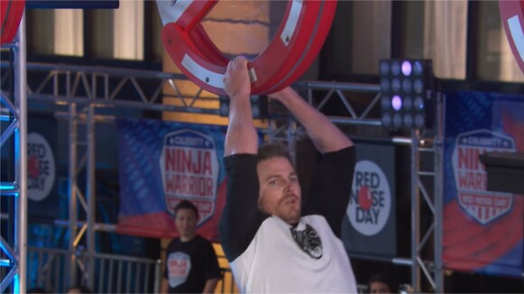 Arrow : Stephen Amell joue à Ninja Warrior et c'est épique