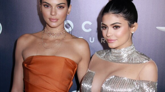 Kendall Jenner et Kylie Jenner en pleine polémique : elles s'excusent pour leur ligne de tee-shirts