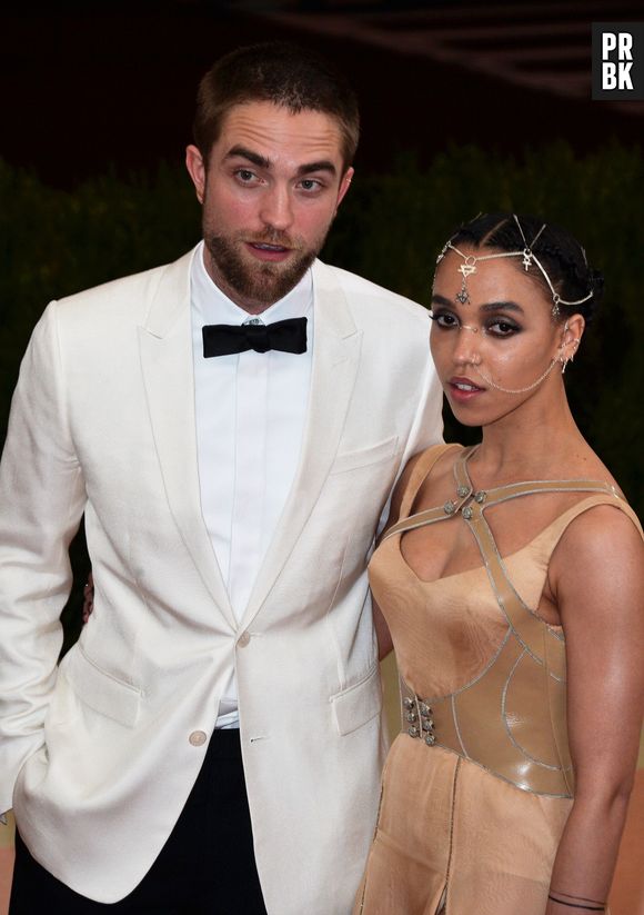 Robert Pattinson parle de ses fiançailles avec FKA Twigs