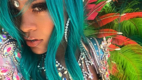 Rihanna : nouvelle couleur de cheveux et tenue très décolletée, elle s'éclate à la Barbade ?