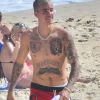 Justin Bieber torse nu avant de succomber à un tatouage géant !