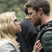 Arrow saison 6 : Oliver et Felicity ? "Ils sont amoureux l'un de l'autre"