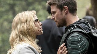 Arrow saison 6 : Oliver et Felicity ? "Ils sont amoureux l'un de l'autre"