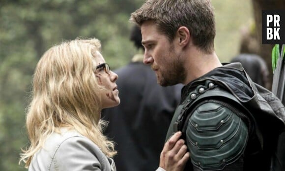 Arrow saison 6 : Oliver et Felicity ? "Ils sont amoureux l'un de l'autre"