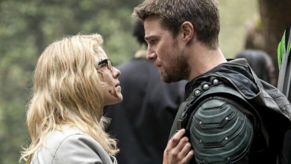 Arrow saison 6 : Oliver et Felicity ? "Ils sont amoureux l'un de l'autre"