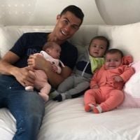 Cristiano Ronaldo pose avec ses enfants : la photo ultra craquante