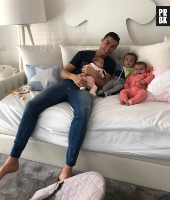 Cristiano Ronaldo pose avec ses enfants : la photo trop chou !