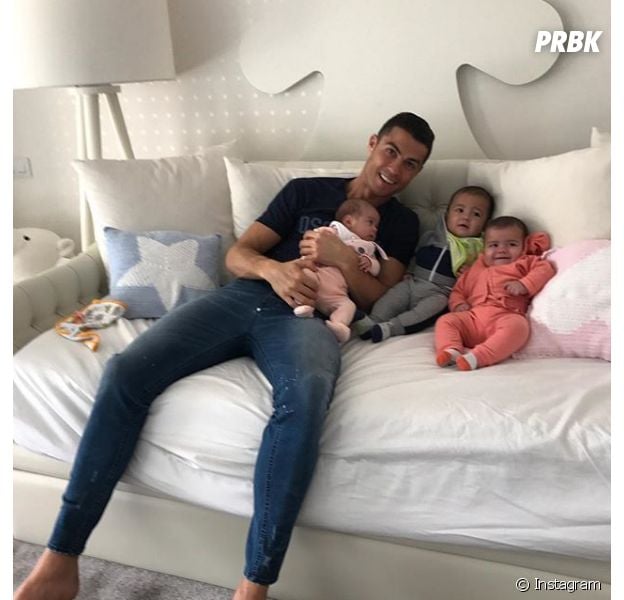 Cristiano Ronaldo pose avec ses enfants : la photo trop chou !