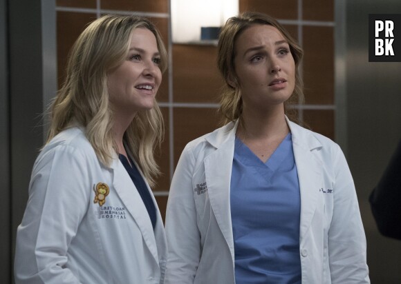 Grey's Anatomy saison 14, épisode 9 : Arizona (Jessica Capshaw) et Jo (Camilla Luddington) sur une photo