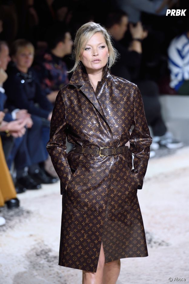 Kim Kardashian a-t-elle appelé son bébé Louis Vuitton ? Elle dément et explique avoir voulu rendre hommage à Kim Jones qui a donné son dernier défilé pour la marque avec Naomi Campbell et Kate Moss à ses côtés.