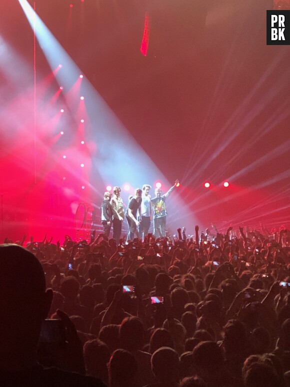 Imagine Dragons à la fin de leur concert à l'AccorHotels Arena de Paris