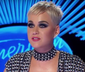 Katy Perry embrasse un candidat d'American Idol : le bisou choc et drôle en vidéo !