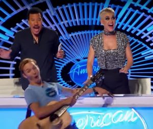 Katy Perry embrasse un candidat d'American Idol : le bisou choc et drôle en vidéo !