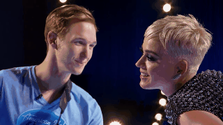 Katy Perry embrasse un candidat d'American Idol : le bisou choc et drôle en vidéo !