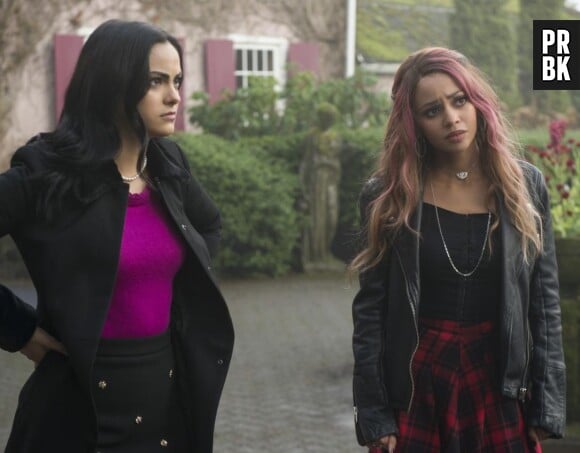 Riverdale saison 2 : Veronica (Camila Mendes) et Toni (Vanessa Morgan) sur une photo de l'épisode 17