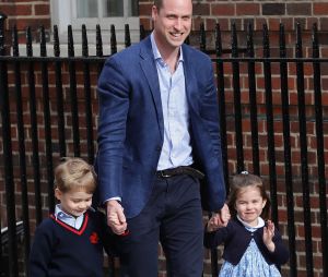 Le Prince William accompagne le Prince George et la Princesse Charlotte au chevet de leur mère Kate Middleton à l'hôpital St Mary's le 23 avril 2018
