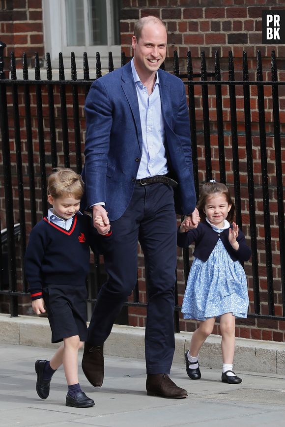 Le Prince William accompagne le Prince George et la Princesse Charlotte au chevet de leur mère Kate Middleton à l'hôpital St Mary's le 23 avril 2018