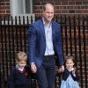 Le Prince William accompagne le Prince George et la Princesse Charlotte au chevet de leur mère Kate Middleton à l'hôpital St Mary's le 23 avril 2018