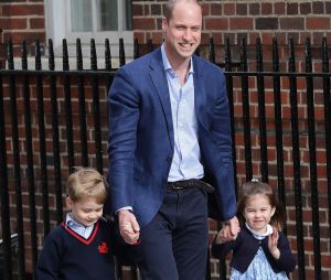 Le Prince William accompagne le Prince George et la Princesse Charlotte au chevet de leur mère Kate Middleton à l'hôpital St Mary's le 23 avril 2018